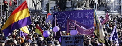 Numerosas personas aguardan junto a la fuente de La Cibeles para participar en la manifestación que Podemos ha convocado.