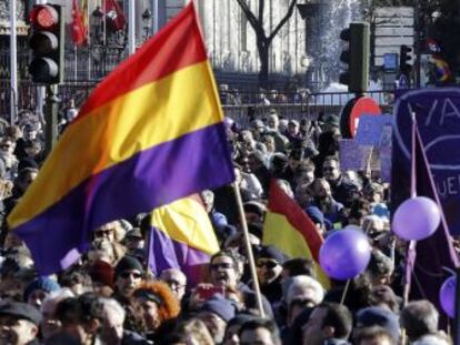 Numerosas personas aguardan junto a la fuente de La Cibeles para participar en la manifestación que Podemos ha convocado.