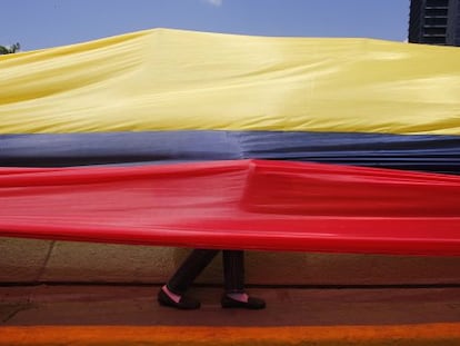 Um m&eacute;dico caminha sob a bandeira em um protesto que pedia material hospitalar. 