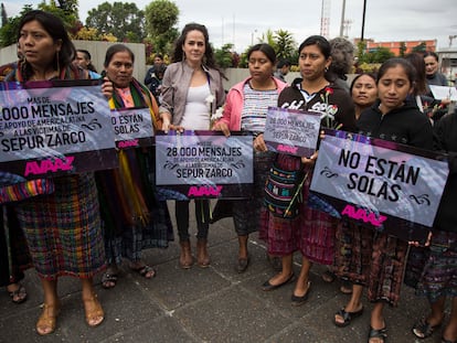 Varias mujeres protestan y sujetan mensajes en favor de las jóvenes indígenas que fueron víctimas de violencia sexual durante la guerra civil de Guatemala en 2016. Se acusaba a las fuerzas militares de someter a mujeres indígenas mayas de la comunidad q'eqchi a una esclavitud sexual y doméstica sistemática en 1982, tras atacar repetidamente Sepur Zarco. (Luis Soto/AP Images for AVAAZ)