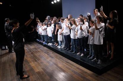Niños del Aula Social del Teatro Real ensayando su función.