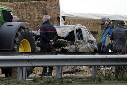 Los equipos de emergencias trabajan después de que un automóvil golpeara una barricada durante una protesta de agricultores, en Pamiers, este martes.