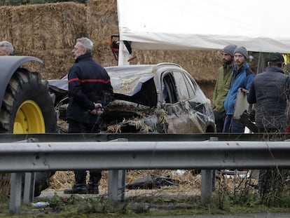 Los equipos de emergencias trabajan después de que un automóvil golpeara una barricada durante una protesta de agricultores, en Pamiers, este martes.