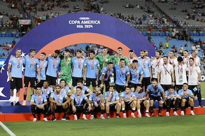 La selección de Uruguay posa en el podio de premiación tras derrotar a Canadá.