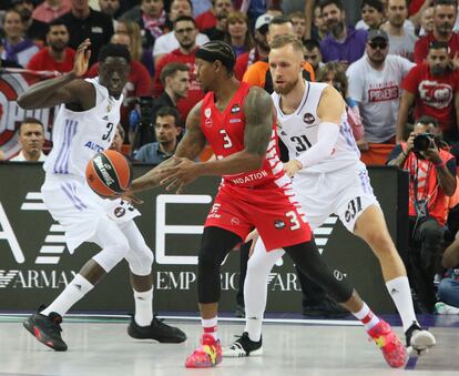 Anthony Randolph del Real Madrid y Isaiah Canaan de Olympiacos en una jugada.