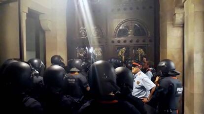 Los Mossos encerrados en el interior del Parlament, mientras los manifestantes aporrean la puerta