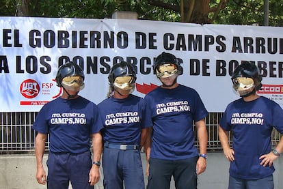 Cuatro bomberos, ayer, con las camisetas que han confeccionado para las movilizaciones.