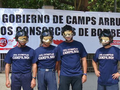 Cuatro bomberos, ayer, con las camisetas que han confeccionado para las movilizaciones.