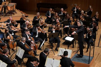 La Orquesta de la Ópera Estatal de Baviera con su director titular Vladímir Jurowski sobre el escenario del KKL de Lucerna el viernes por la tarde.

