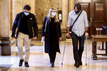 Los negociadores de Junts per Catalunya, Elsa Artadi, Josep Rius (izquierda) y Francesc de Dalmases, este martes en el Parlament.