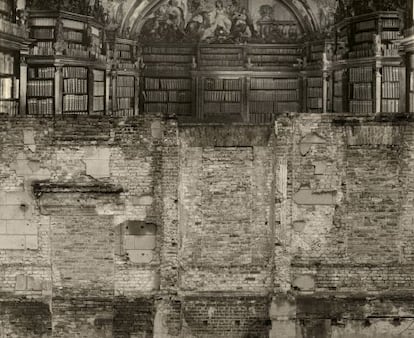 'La Biblioteca y el muro', 2012.