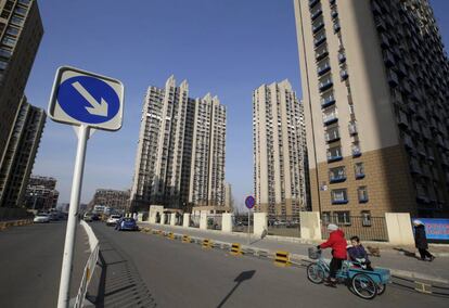 Una mujer y un niño caminan por una urbanización del distrito pequinés de Tongzhou, el pasado febrero.