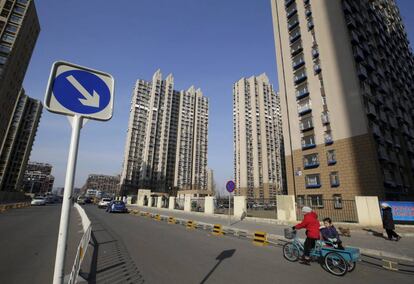 Una mujer y un ni&ntilde;o caminan por una urbanizaci&oacute;n del distrito pequin&eacute;s de Tongzhou, el pasado febrero. 