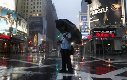 Un hombre busca un taxi en Manhattan