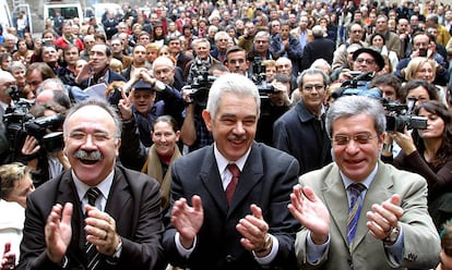 La política lingüística tenia tot un apartat dedicat en el Pacte del Tinell que van signar Carod-Rovira (esq.) Maragall (centre) i Saura el 2003.