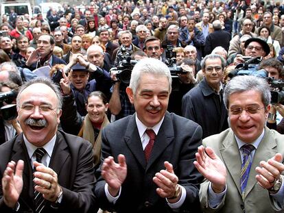 La política lingüística tenia tot un apartat dedicat en el Pacte del Tinell que van signar Carod-Rovira (esq.) Maragall (centre) i Saura el 2003.