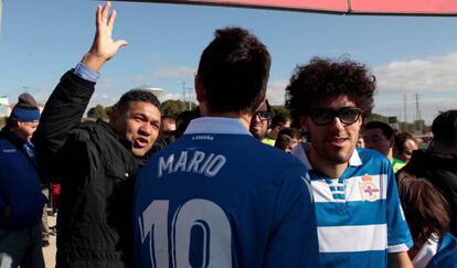 Donato con los jugadores del Dépor minutos antes de su debut.