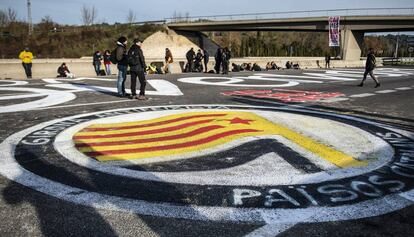 Pintades dels CDR a l'AP-7 a Girona, durant el 21-D.