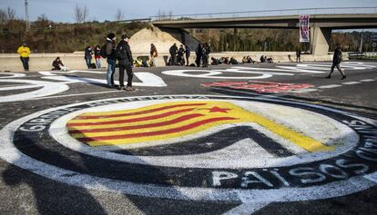 Pintadas de los CDR en la AP-7 en Girona, durante el 21-D.