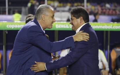Los entrenadores de Bolivia y Brasil, Eduardo Villegas y Tite, respectivamente. 