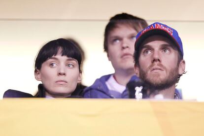 Rooney Mara con su novio, Charlie McDowell, viendo muy atenta el partido.