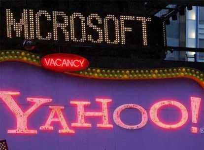 Imagen de un cartel luminoso del portal de Internet Yahoo! en Times Square, Nueva York, junto a un reclamo publicitario de Microsoft.