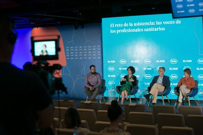 Desde la izquierda: David Gómez Andrés, neuropediatra especialista en enfermedades neuromusculares del Vall d’Hebrón Institut de Recerca y coordinador del grupo de expertos de enfermedades neuromusculares de la SENEP; Ana Camacho, neuropediatra del Hospital Universitario 12 de Octubre y presidenta de la Sociedad Española de Neurología Pediátrica (SENEP); Ignacio Pascual, jefe del servicio de Neurología Infantil del Hospital La Paz de Madrid, y Mercedes Martínez, jefa de sección del servicio de Rehabilitación Infantil del Hospital La Paz.