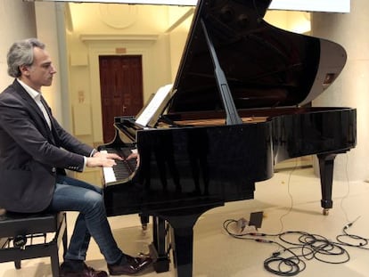 Pedro Halffter Caro, durante la prueba de sonido previa a su conferencia del pasado mi&eacute;rcoles en la sede de la Fundaci&oacute;n BBVA, en Madrid.