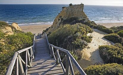 Pasarela de acceso a la playa de Mazago?n, en Huelva.