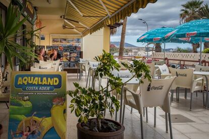 Este bar en La Caleta de Adeje, próximo a un hotel cerrado desde la pandemia, sufre las consecuencias de la falta de turistas, como el local de al lado, que organizaba excursiones y tampoco ha abierto.