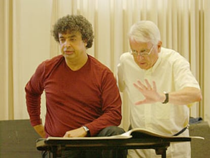 Cristóbal Halffter, durante un ensayo ayer en Salzburgo con el director de su obra, el ruso Semyon Bychkov. 

/ CHARLOTTE OSWALD