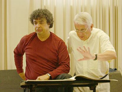 Cristóbal Halffter, durante un ensayo ayer en Salzburgo con el director de su obra, el ruso Semyon Bychkov. 

/ CHARLOTTE OSWALD