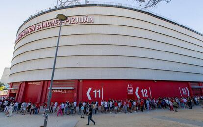 Cientos de personas hacen cola para despedir al futbolista José Antonio Reyes.