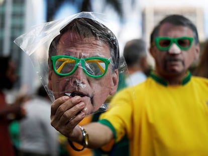 Máscara de Bolsonaro à venda nas ruas
