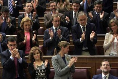 La bancada del PP aplaude a Mariano Rajoy tras su intervención en la Cámara baja.