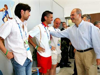 Manuel Chaves saludaba ayer en Almería a los atletas Antonio Jiménez Pentinel y Antonio Reina (izquierda).
