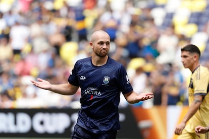 Christian Gray, profesor de educación física y jugador del Auckland,  celebra su gol contra Boca Juniors. 