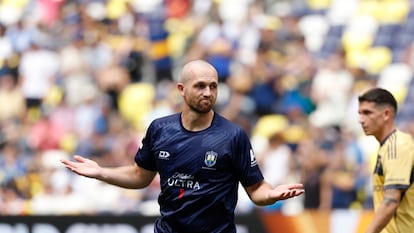 Christian Gray, profesor de educación física y jugador del Auckland, celebra su gol contra Boca Juniors.