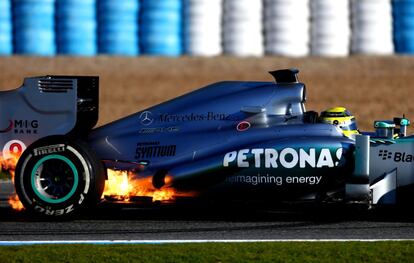 Nico Rosberg corre con su Mercedes en la sesin de pruebas del circuito de Jerez.