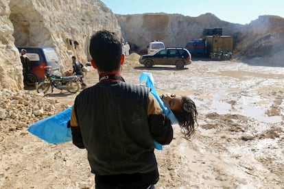 Un hombre carga con el cuerpo sin vida de un niño tras un posible ataque químico sobre la localidad de Jan Sheijun en la provincia siria de Idlib. En la operación han muerto medio centenar de personas.