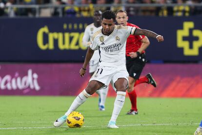 Rodrygo en acción durante el encuentro ante el Cádiz.