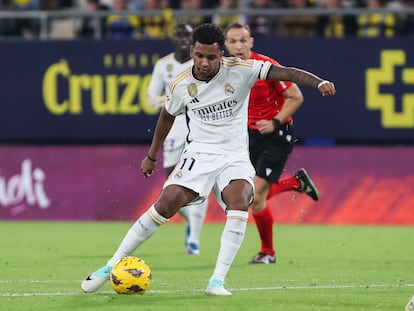 Rodrygo en acción durante el encuentro ante el Cádiz.