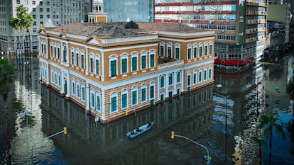  Vista aérea de miembros de la Guardia Municipal a bordo de una embarcación que custodian las calles inundadas cerca del Ayuntamiento de Porto Alegre, el 17 de mayo de 2024.