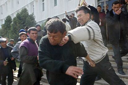 Opositores y partidarios del Gobierno se enfrentan en la ciudad kirguicia de Osh.
