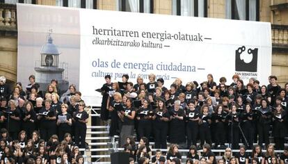 Varias personas participan en un concierto organizado por San Sebastián 2016, en una imagen de archivo.