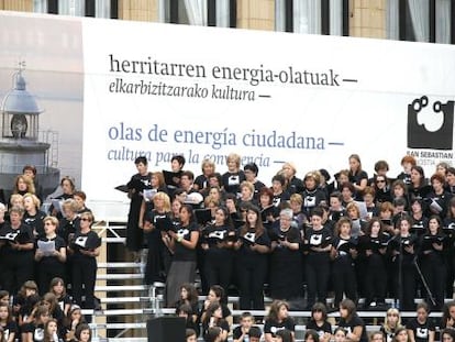 Varias personas participan en un concierto organizado por San Sebastián 2016, en una imagen de archivo.