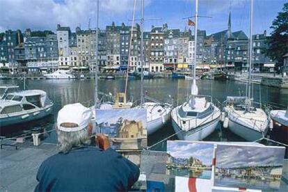 Las fachadas alineadas del siglo XVIII, de pizarra o piedra, en el puerto de Honfleur, siguen inspirando a los aficionados a la pintura.