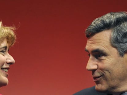 Gordon Brown, con su ministra de Transportes, Ruth Kelly, en Manchester durante el congreso laborista.