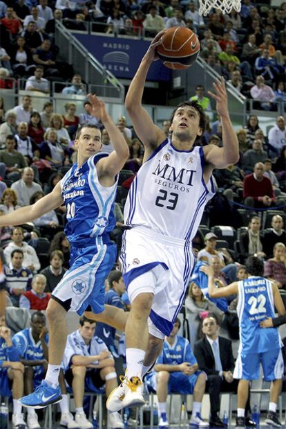 Llull entra a canasta ante la oposición del escolta Jimmy Baron.