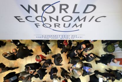 Participantes del foro de Davos, en los pasillos del centro de congresos.